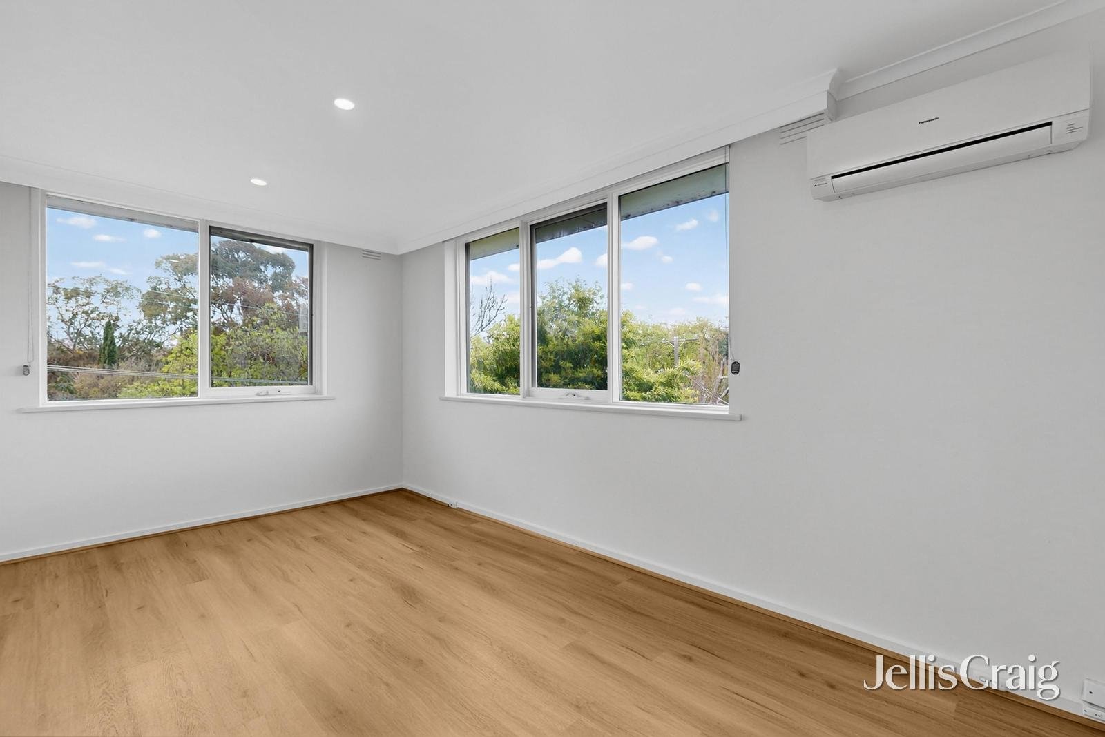 3/27 Spray Street, Elwood image 2