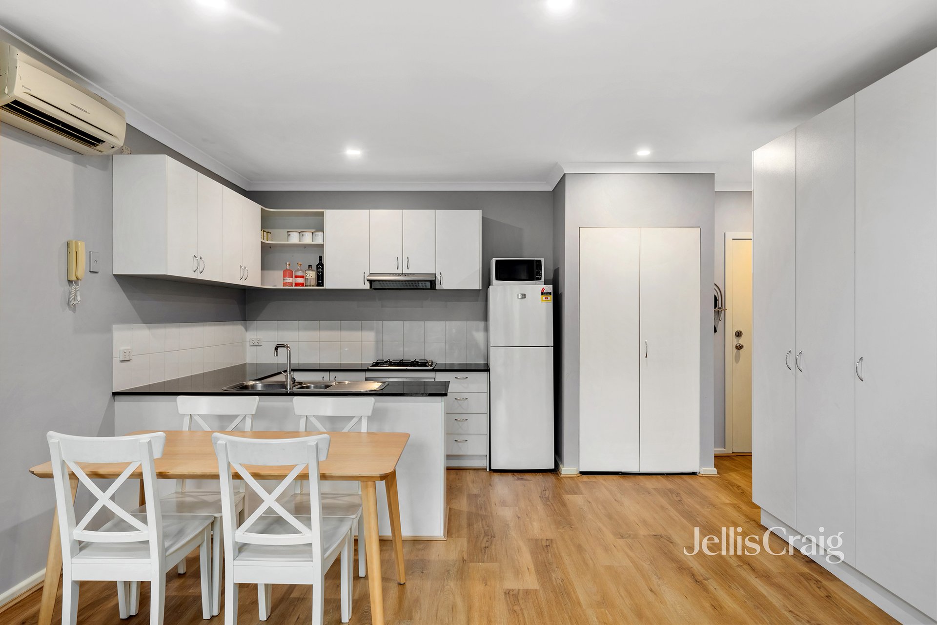 3/28 Diamond Boulevard, Greensborough image 3