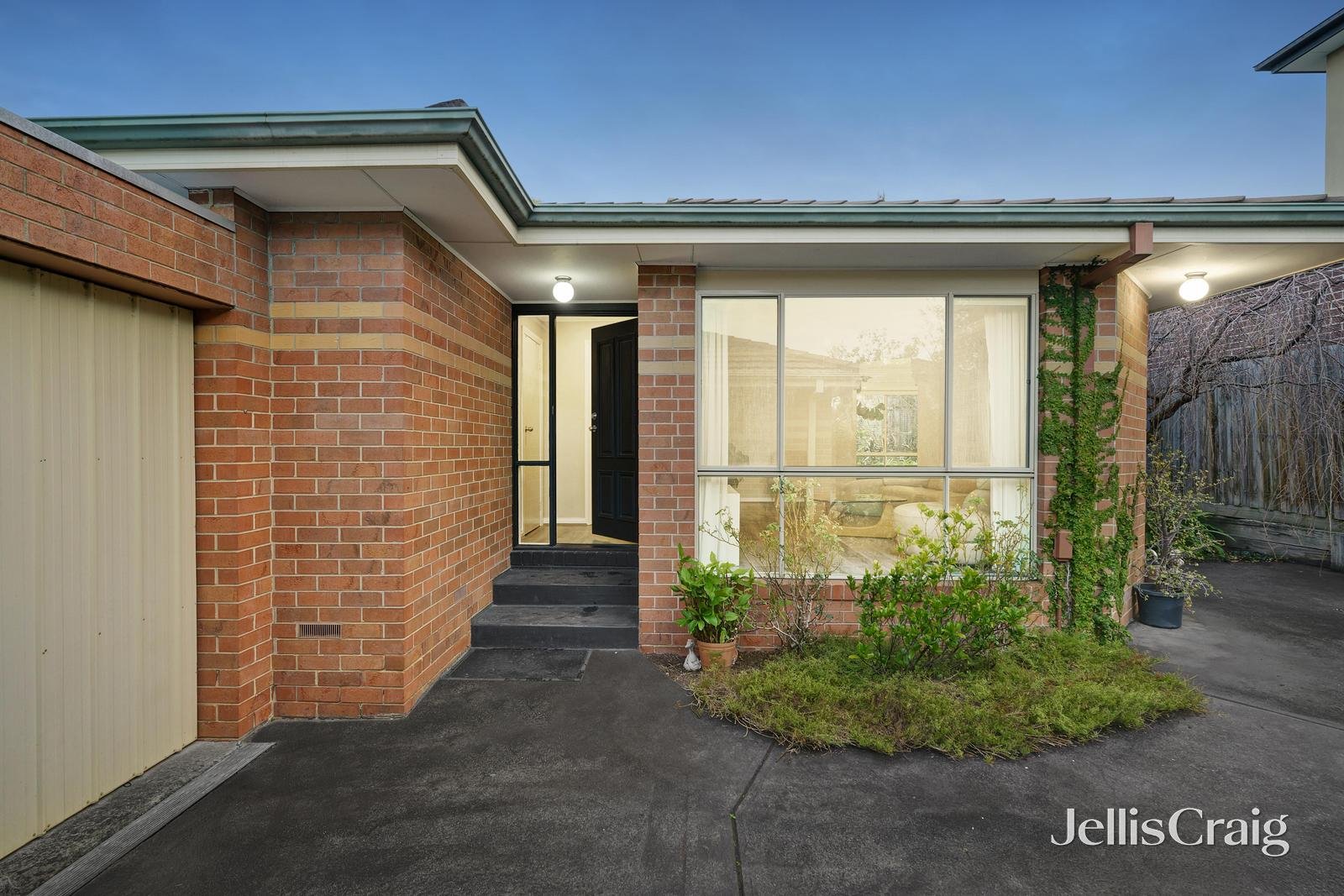 3/29 Glen Court, Glen Waverley image 2