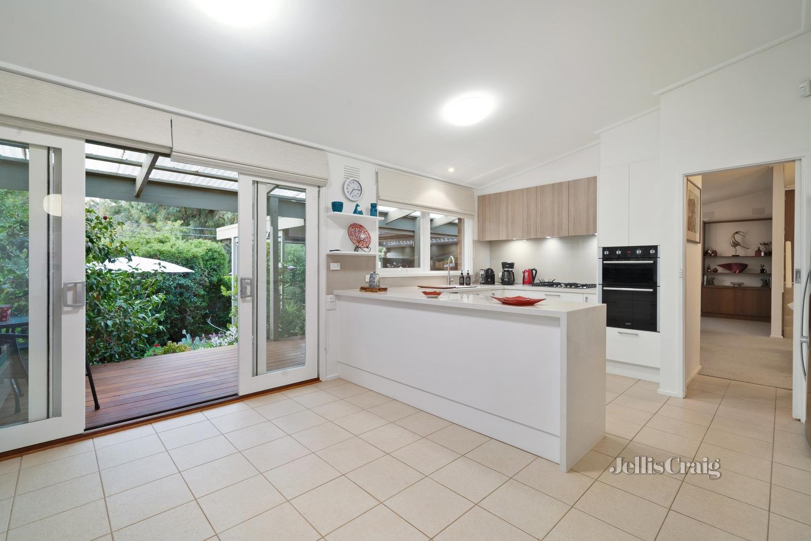 33 Bonnie Doone Street, Briar Hill image 2