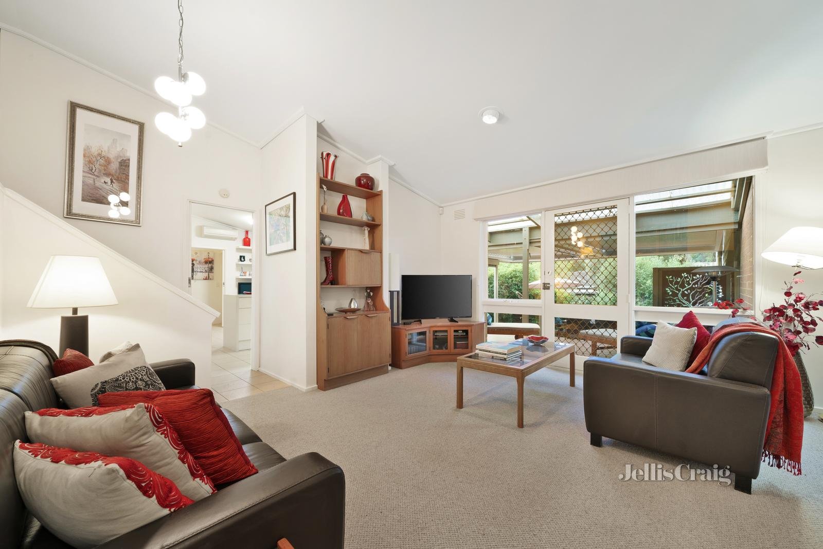 33 Bonnie Doone Street, Briar Hill image 3