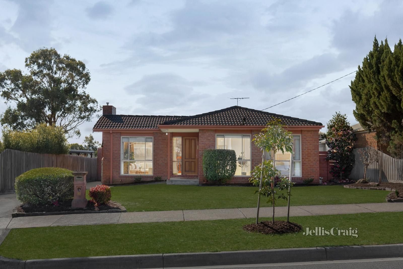 33 Collendina Crescent, Greensborough image 1