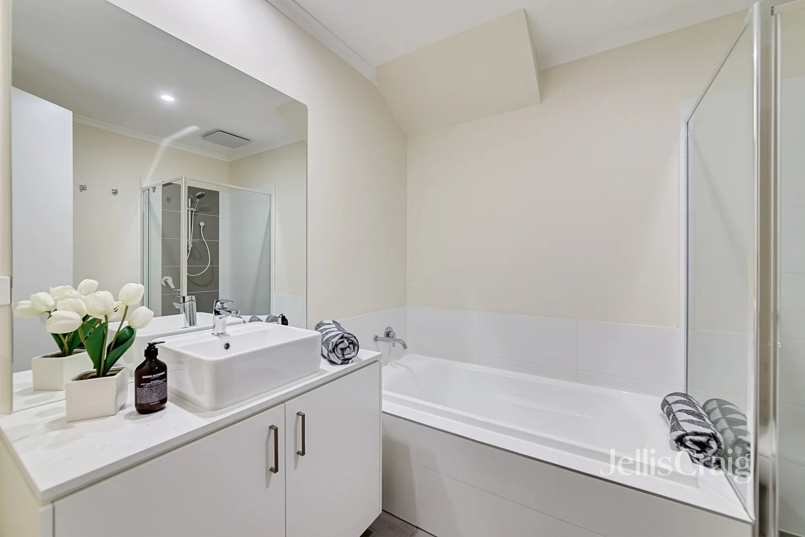 33 Diamond Boulevard, Greensborough image 8