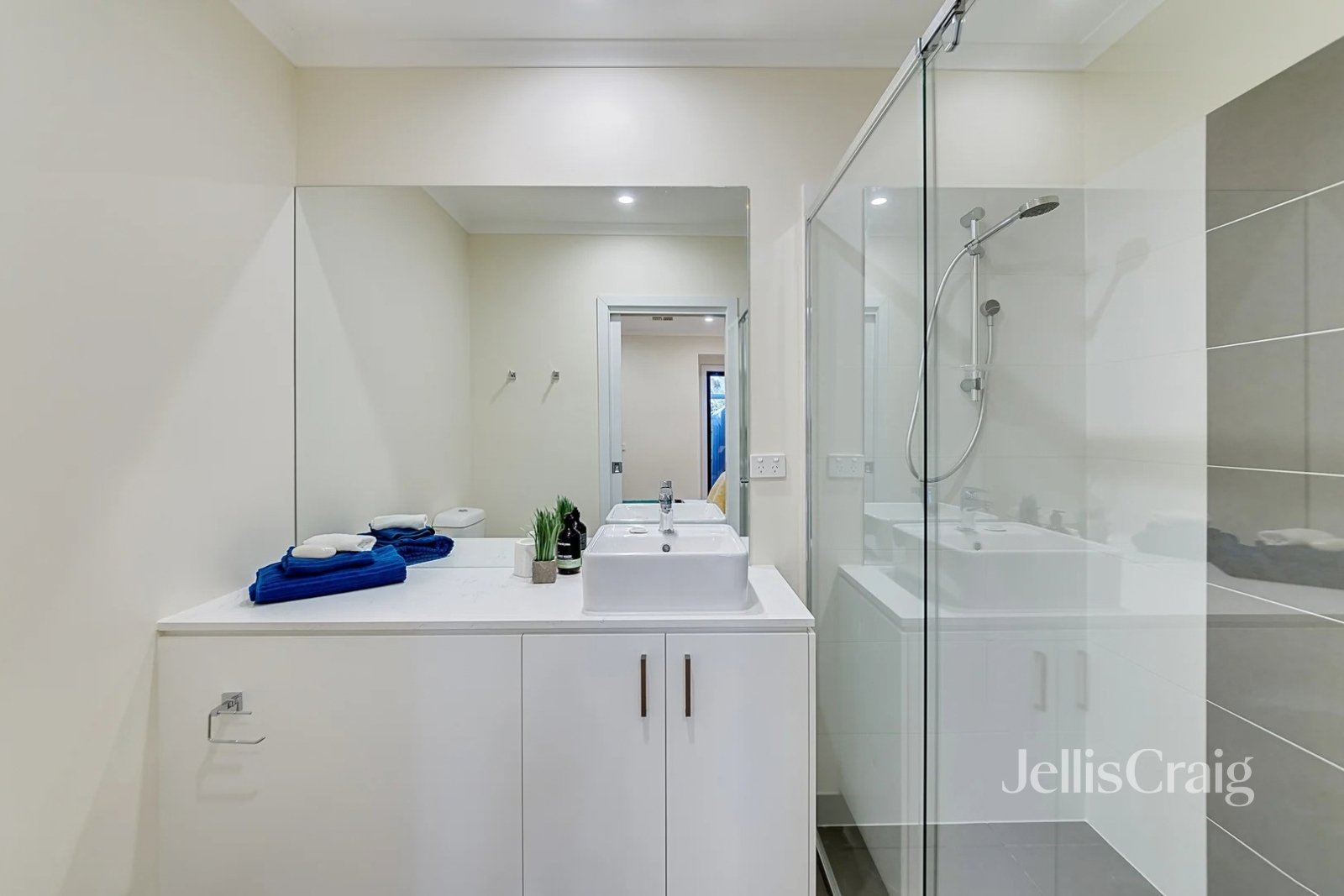 33 Diamond Boulevard, Greensborough image 9