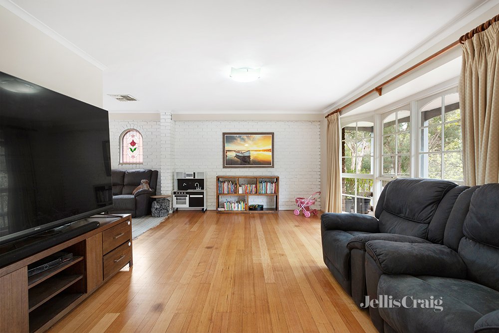 33 Glenister Drive, Eltham image 4