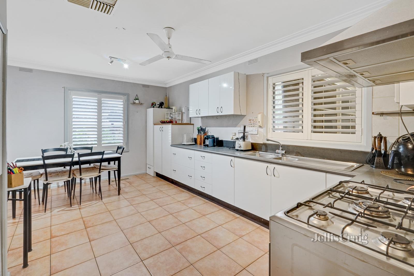 33 Hampshire Road, Glen Waverley image 6