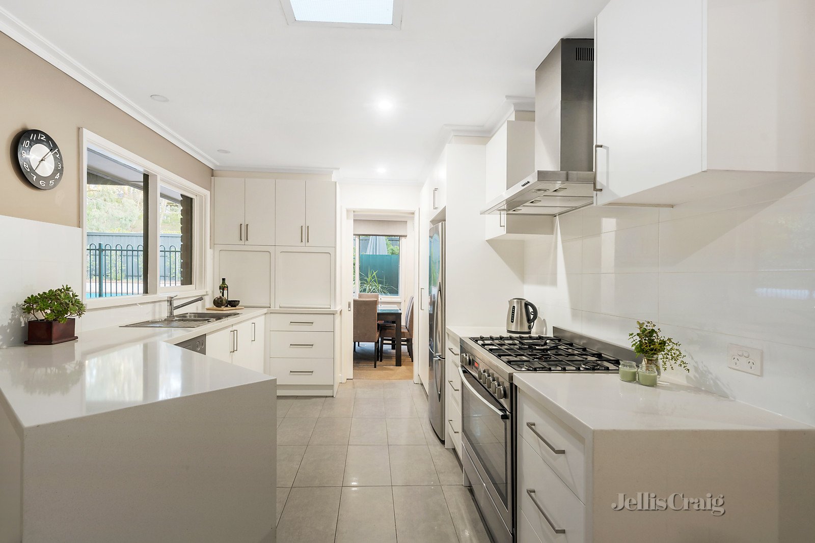 33 Harlington Avenue, Eltham image 2