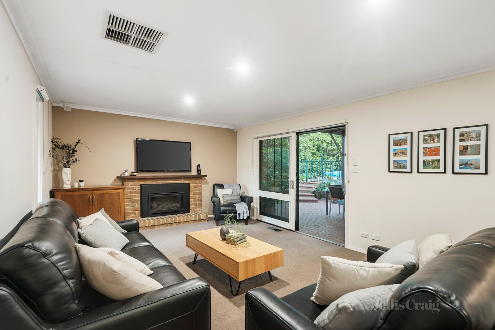 33 Harlington Avenue, Eltham image 3