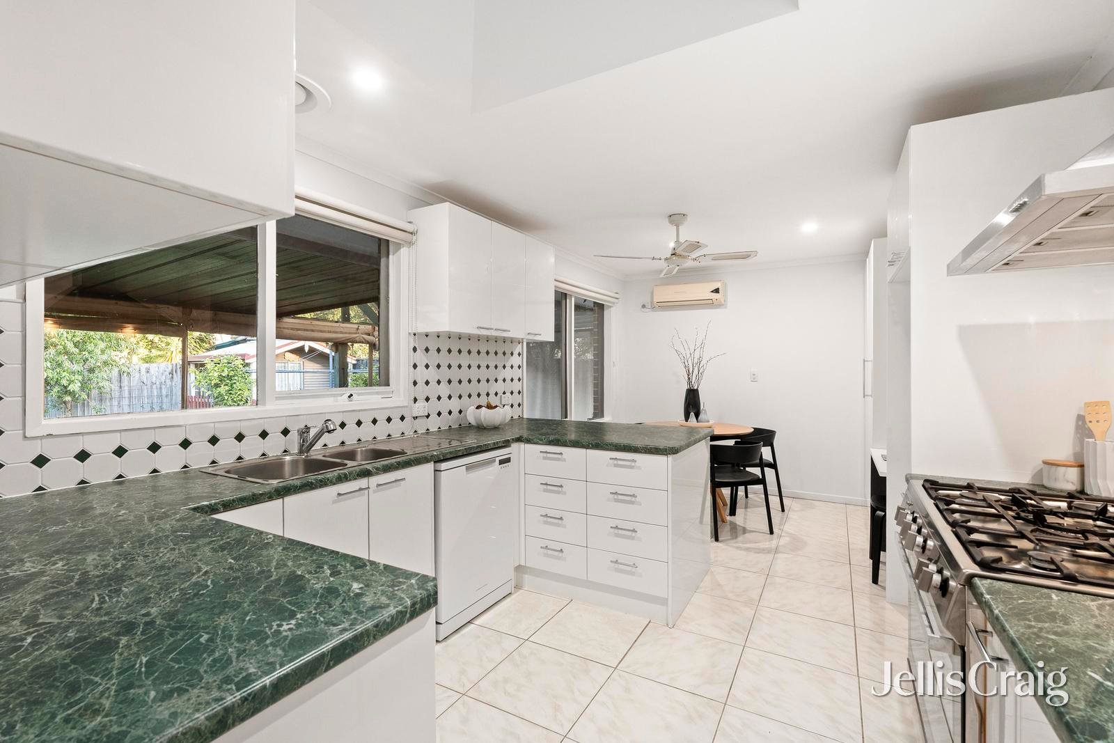 33 Huntingdon Avenue, Bayswater North image 4