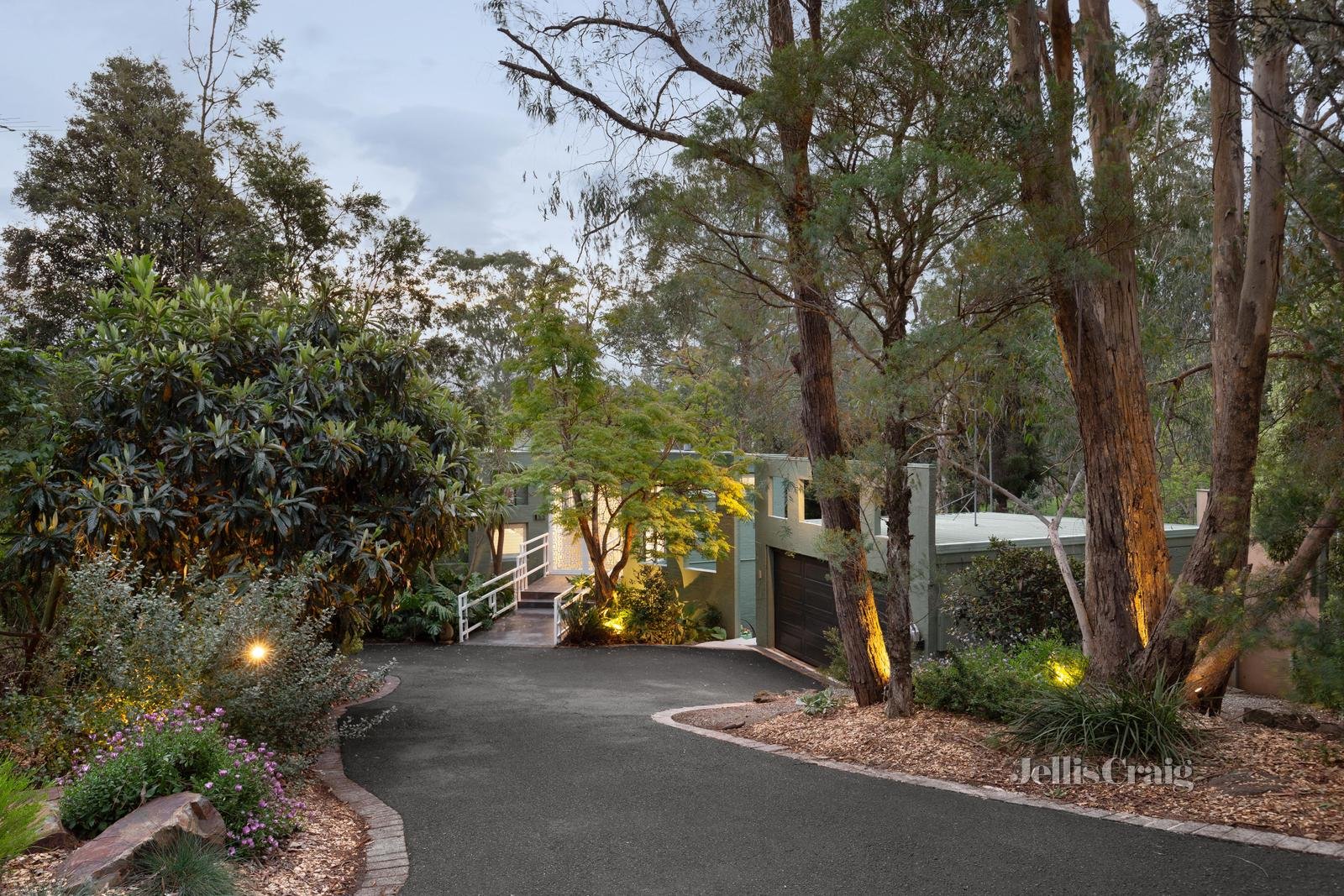 33 Hutchinson Avenue, Warrandyte image 2