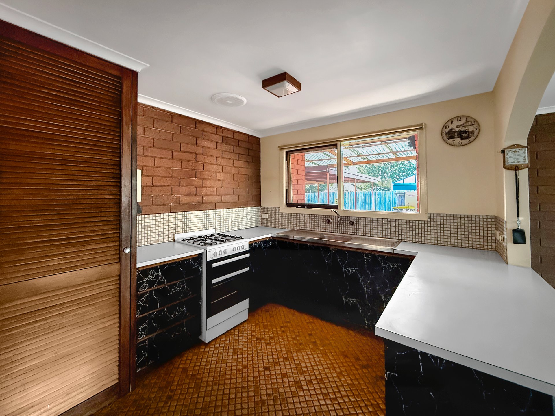 3/3 Keith Court, Breakwater image 2