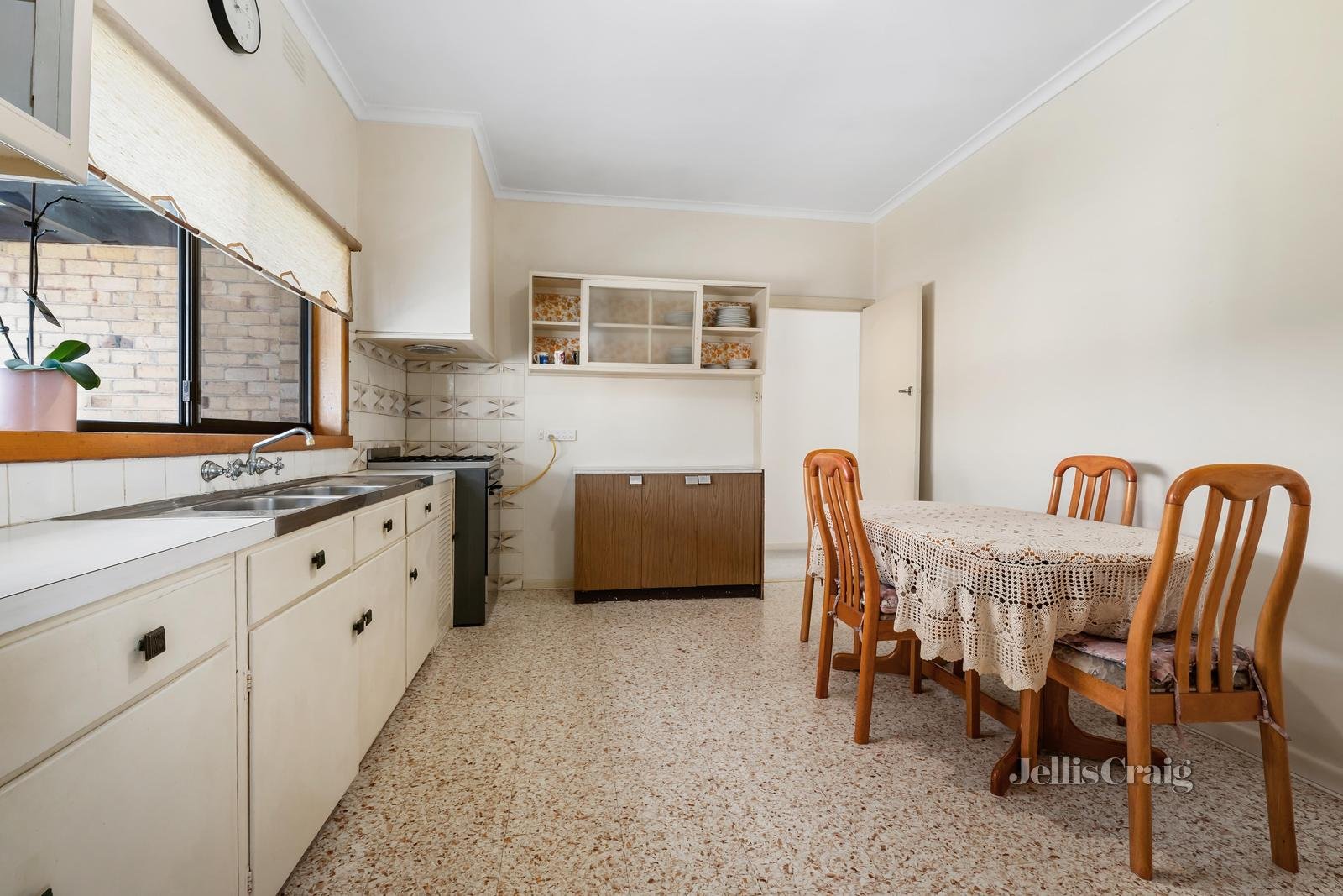 33 Kingsley Grove, Mount Waverley image 3