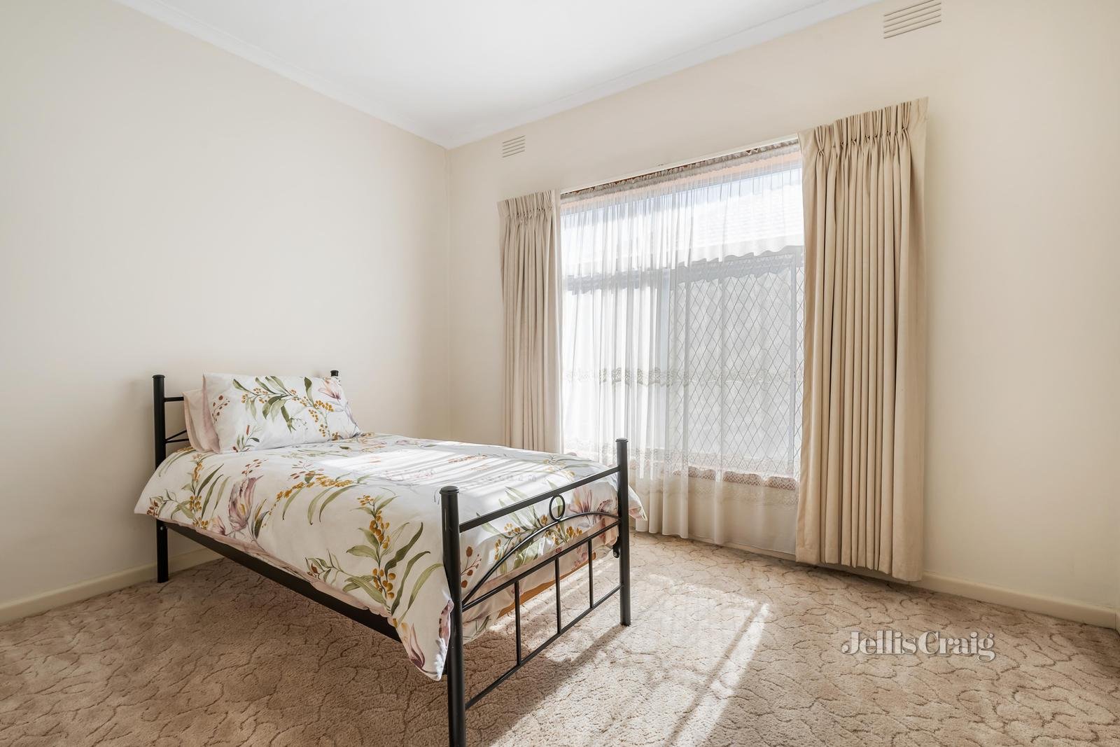 33 Kingsley Grove, Mount Waverley image 6