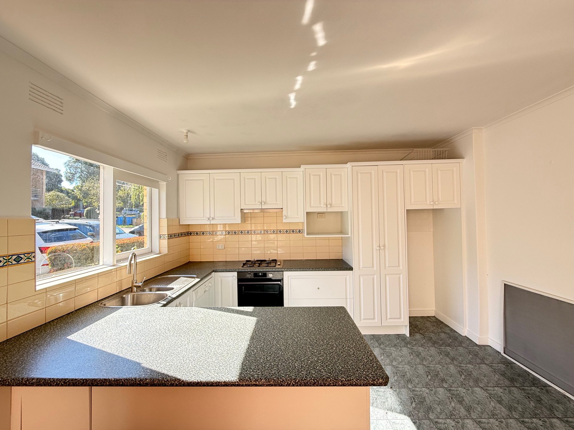 3/3 Kireep Road, Balwyn image 2