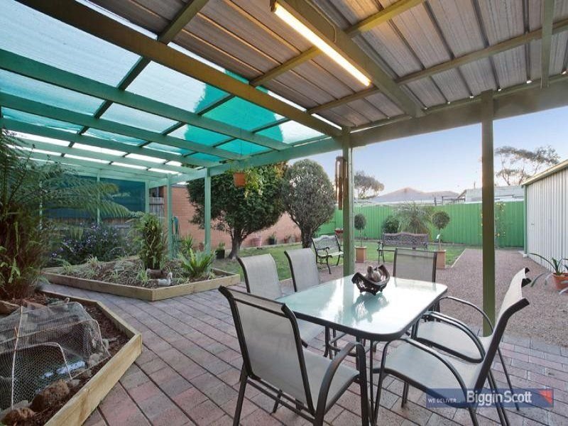 33 McIntyre Drive, Altona image 2