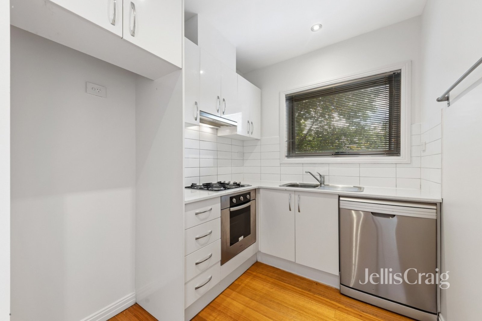 33 Merton Street, Ivanhoe image 2