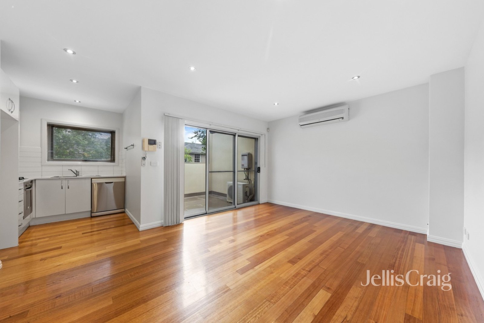 33 Merton Street, Ivanhoe image 3