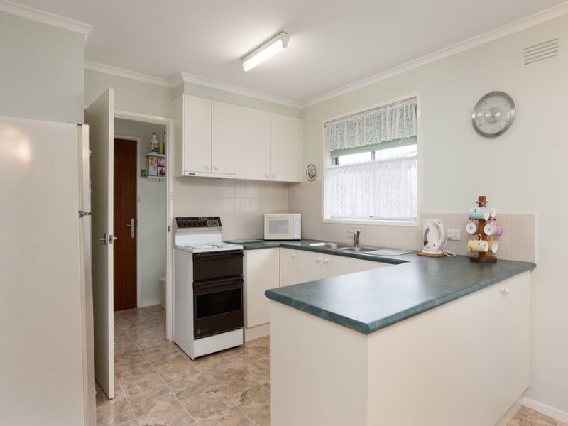 33 Sweetland Road, Mooroolbark image 6