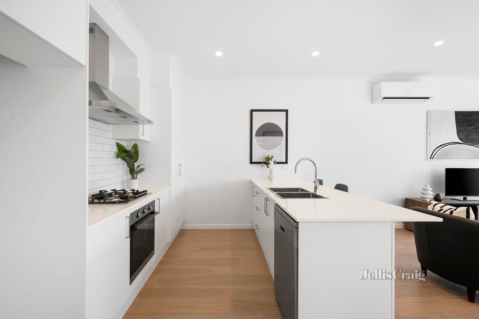 3/32 Felix Grove, Mooroolbark image 2