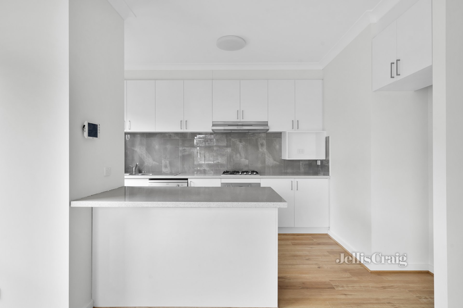 3/33 Thompson Street, Glen Waverley image 4