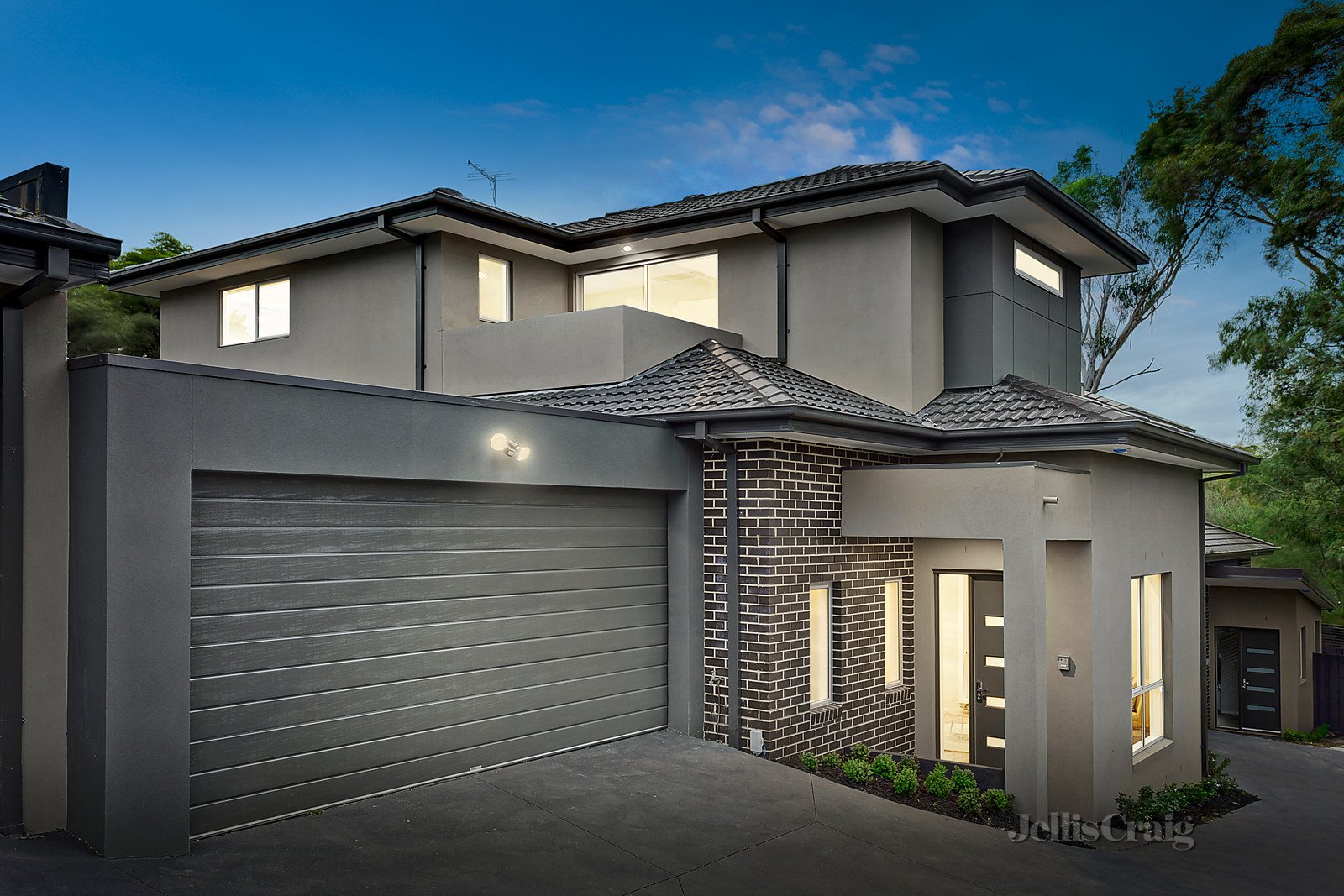 3/4 Betty Court, Mount Waverley image 2