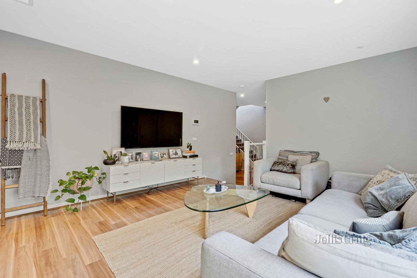 3/4 Betty Court, Mount Waverley image 2