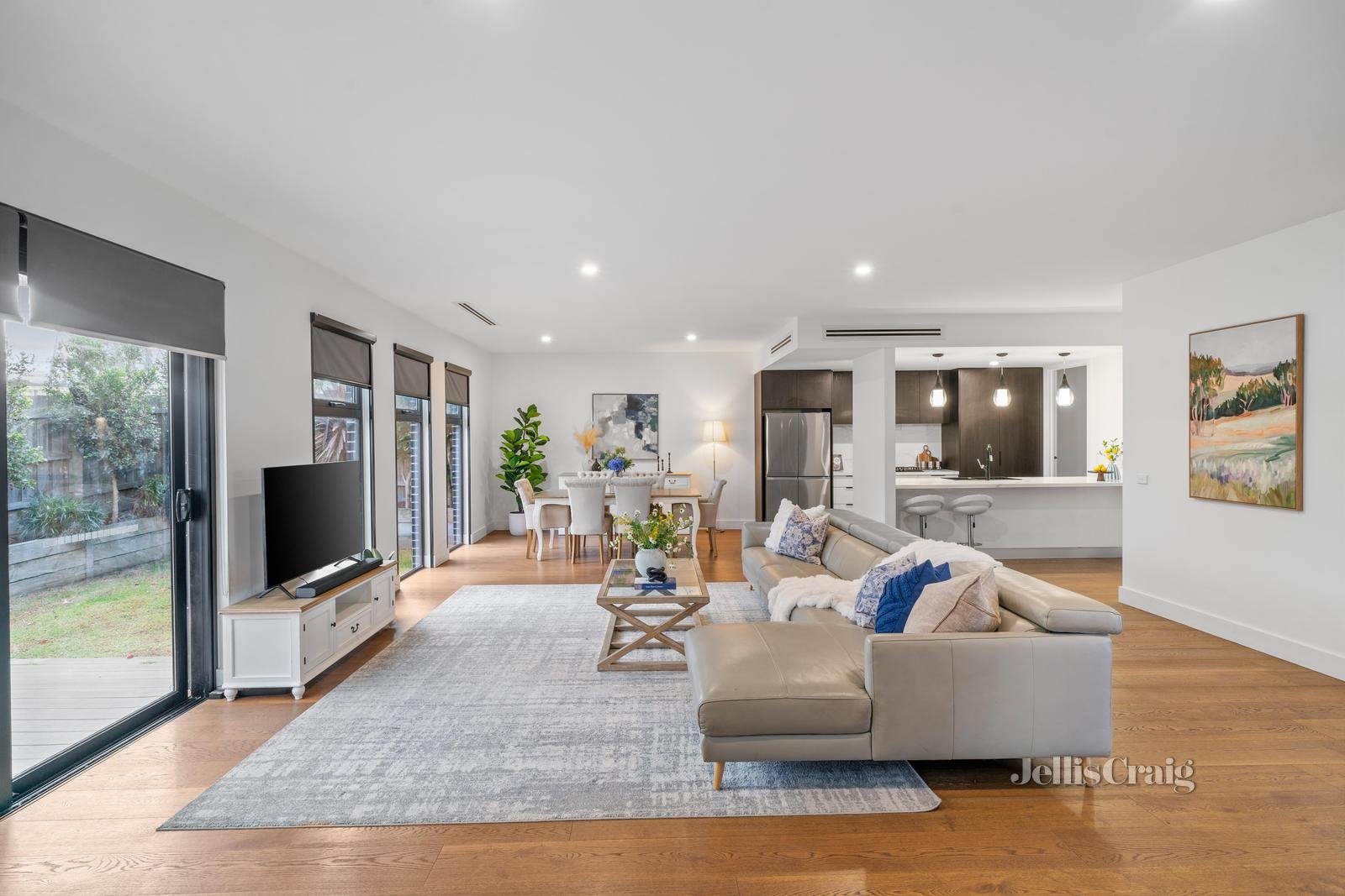 3/4 Cora Court, Mount Waverley image 2
