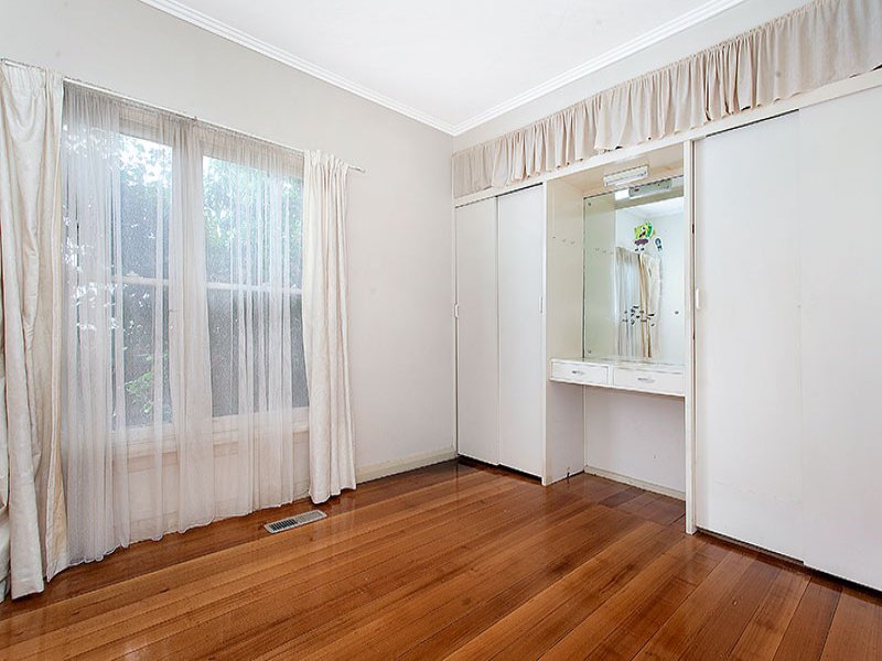 34 Cornfield Grove, Box Hill South image 7