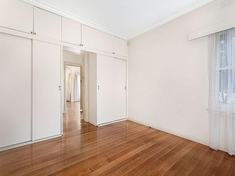 34 Cornfield Grove, Box Hill South image 9