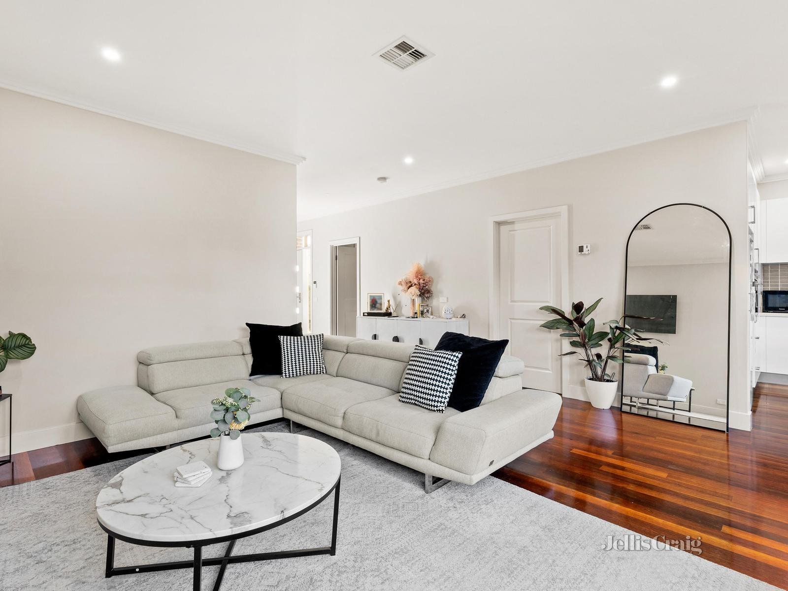 3/4 Elvie Street, Doncaster East image 3