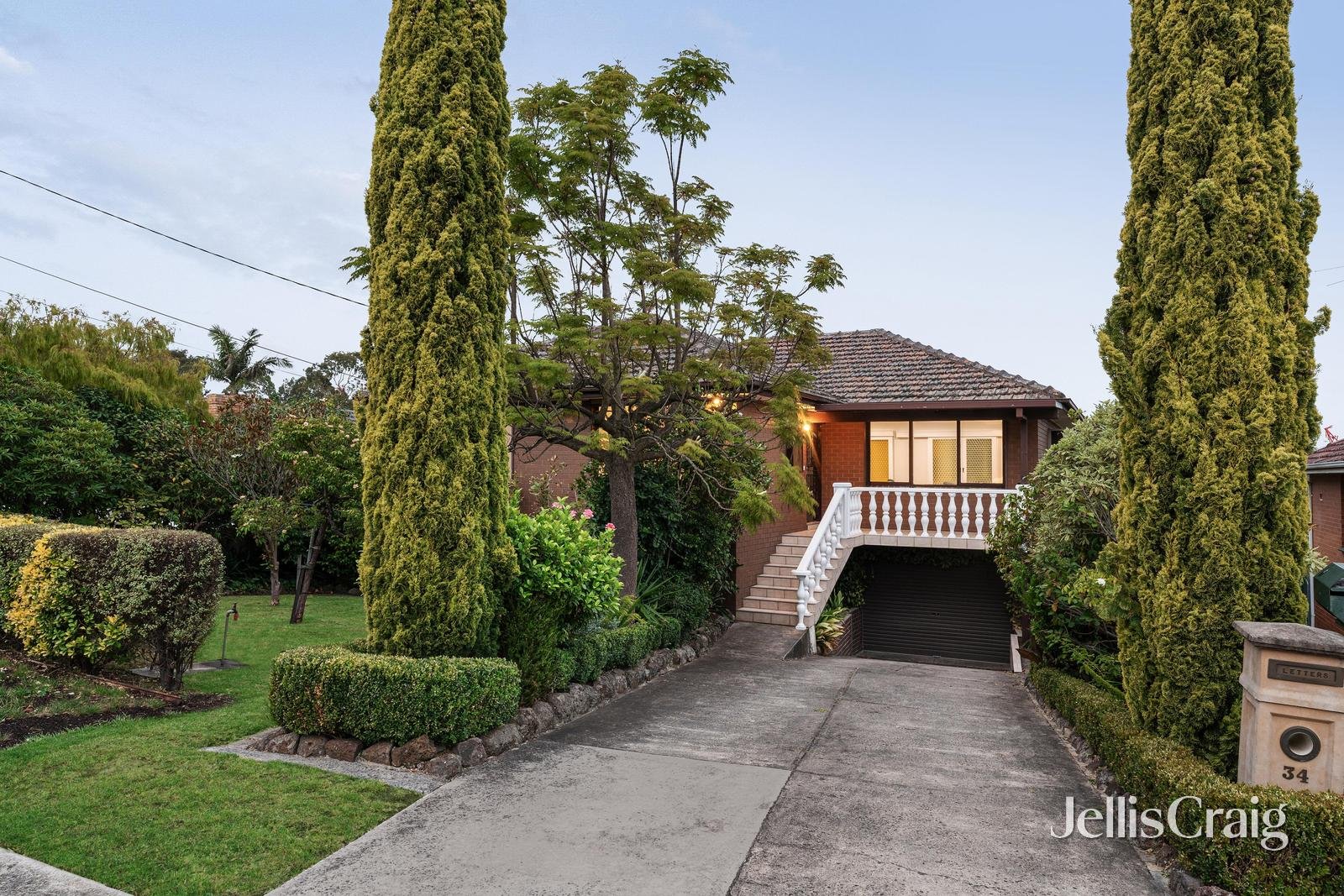 34 Falcon Road, Macleod image 1