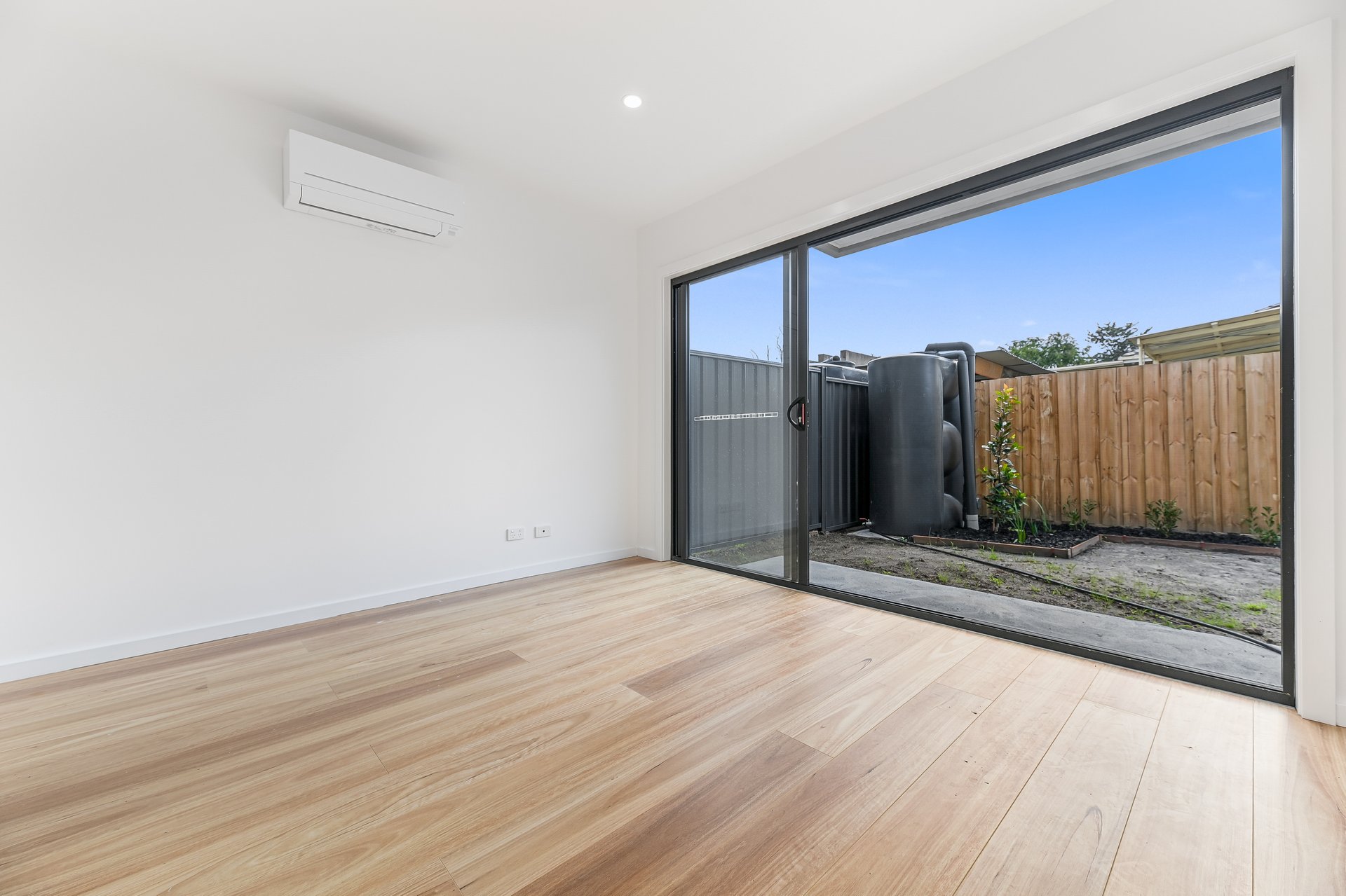 3/4 Hillside Street, Springvale image 2