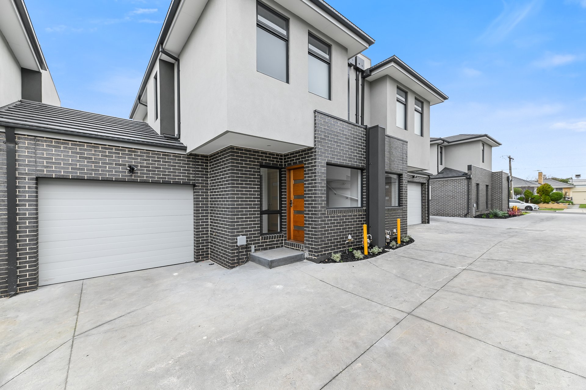 3/4 Hillside Street, Springvale image 1