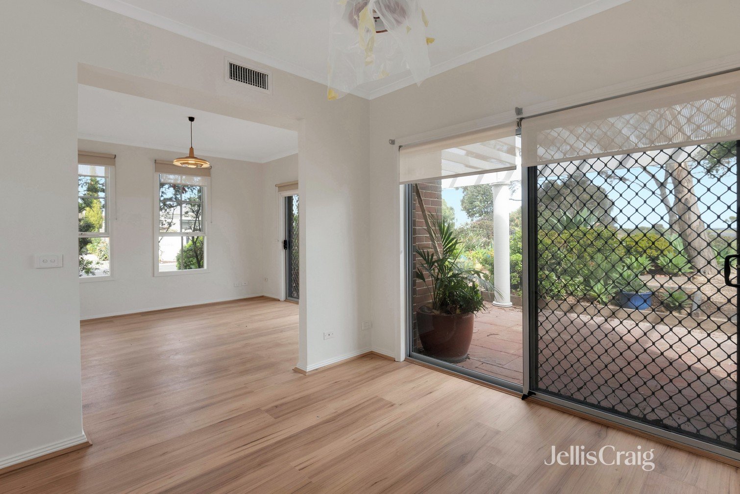 34 McGuire Crescent, Williamstown image 6
