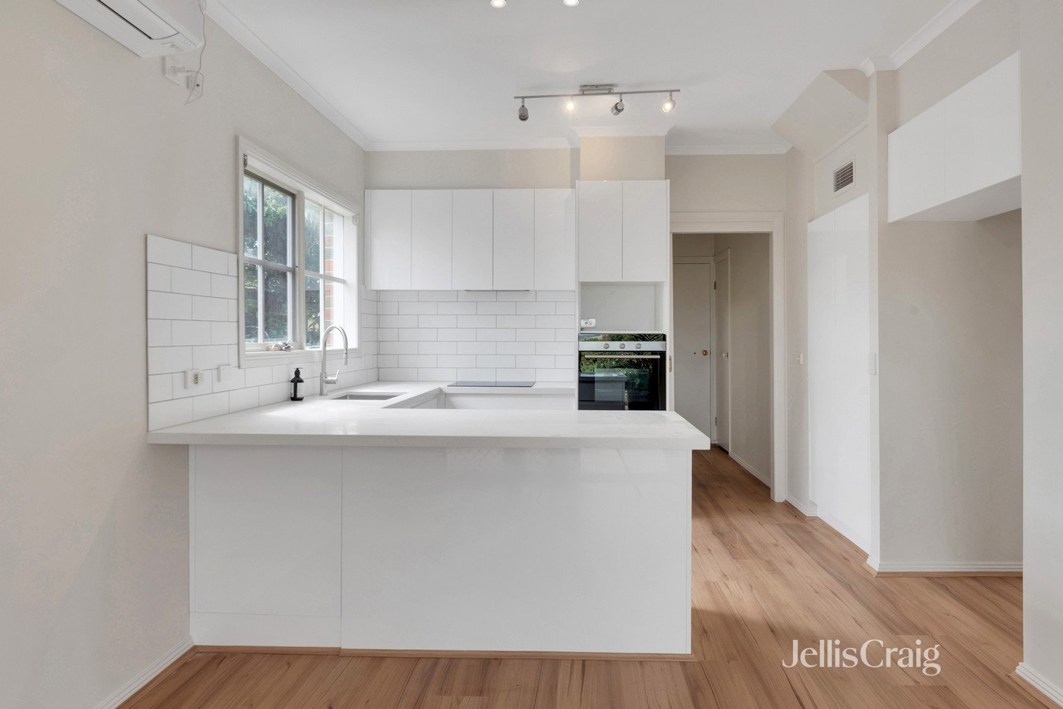 34 McGuire Crescent, Williamstown image 5