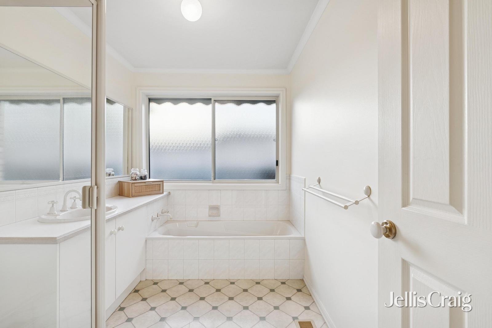 34 Wellington Park Drive, Warranwood image 9