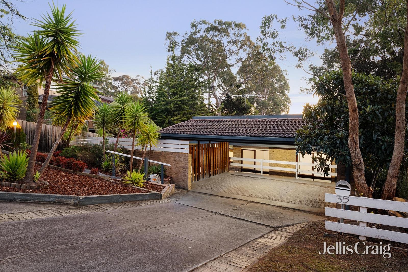 35 Cairns Street, Greensborough image 1
