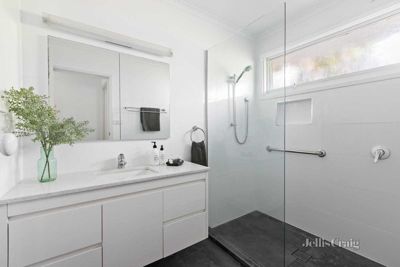 3/5 Florence Road, Surrey Hills image 8