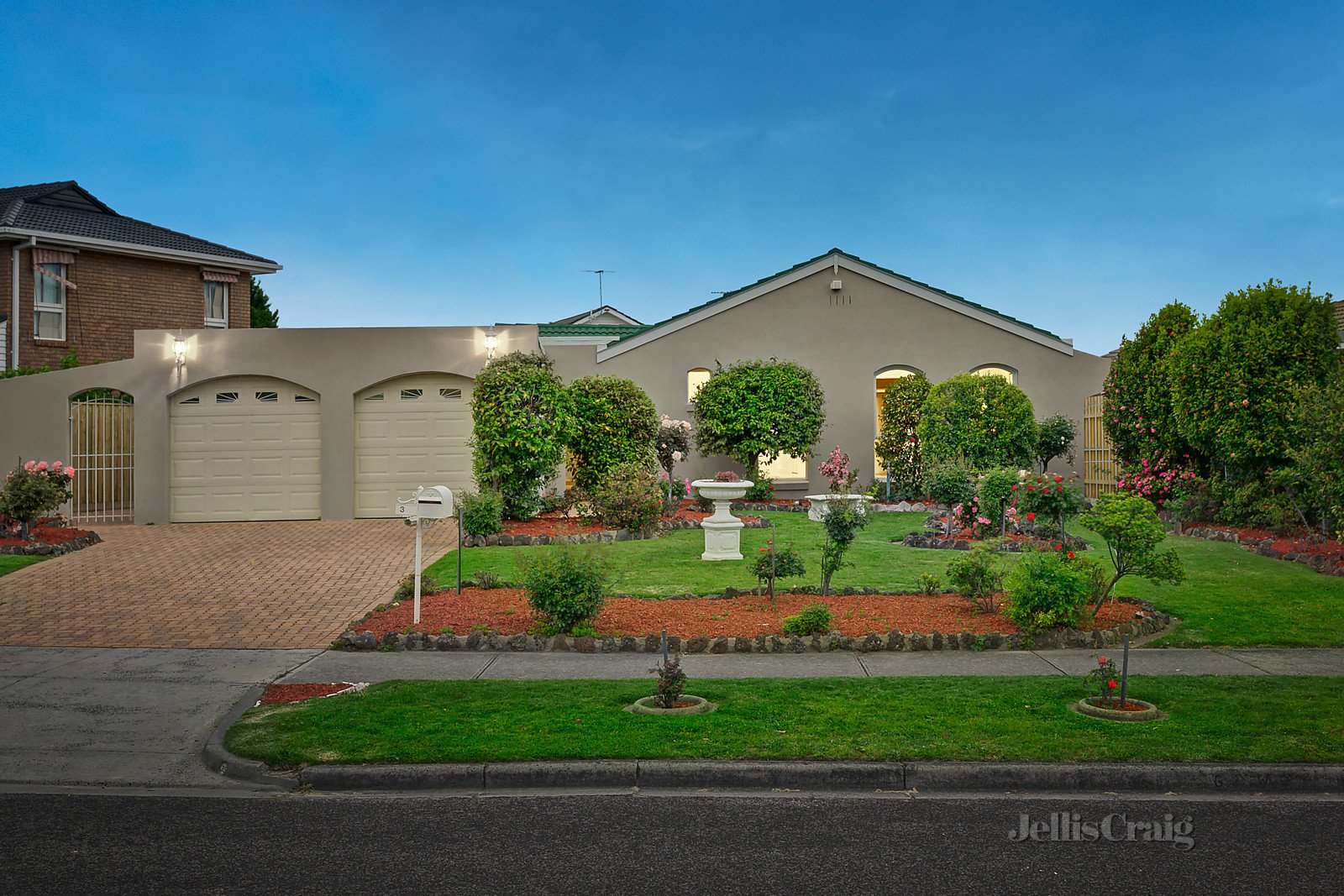 35 Gaudion Road, Doncaster East image 1