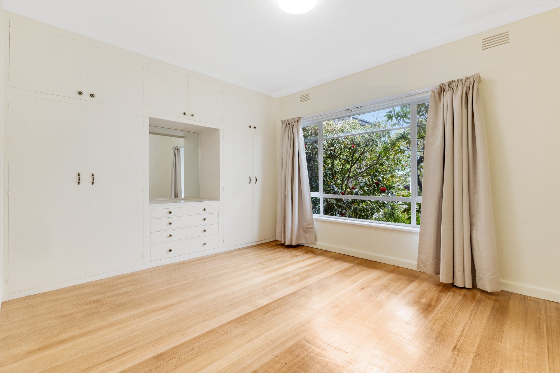 35 Larch Crescent, Mount Waverley image 3