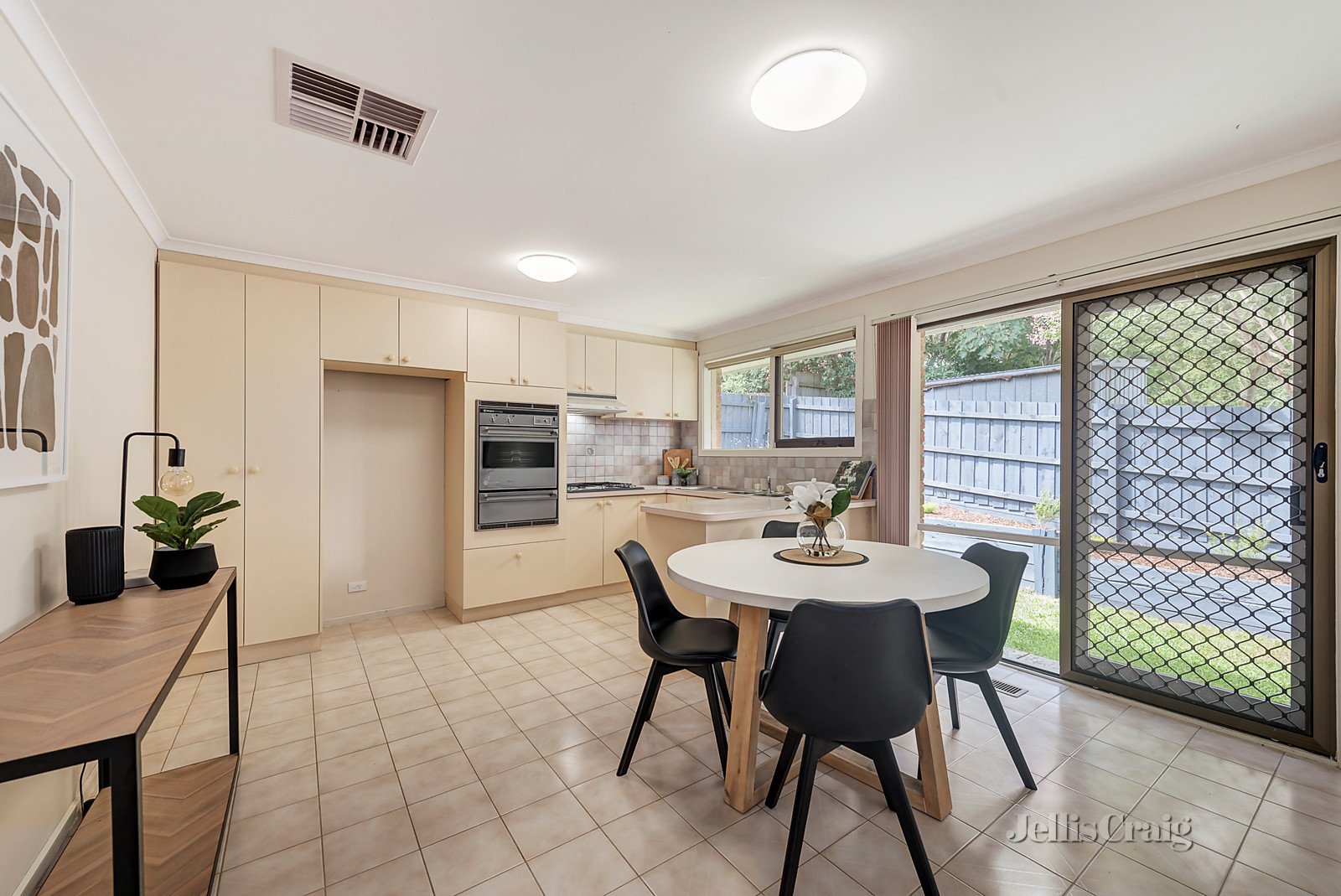 3/5 McGhee Avenue, Mitcham image 3