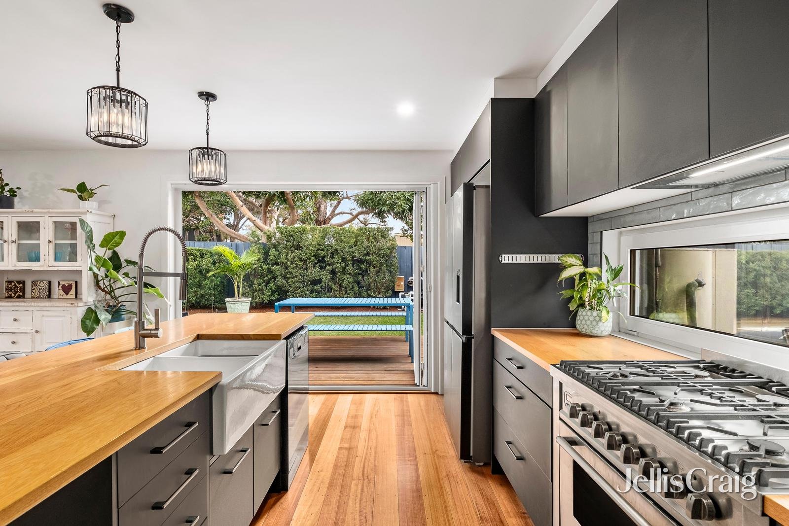 35 McSwain Street, Parkdale image 6