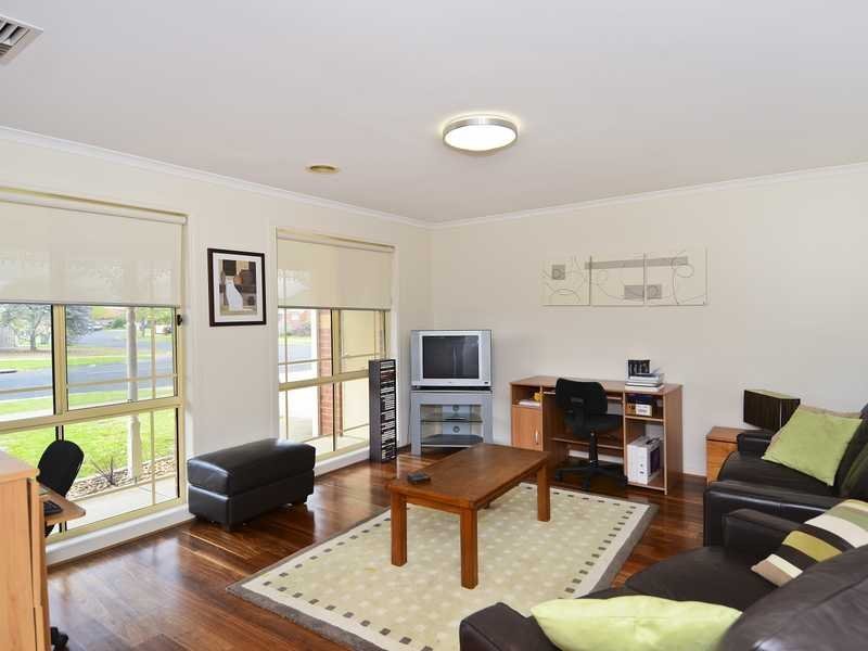 35 Paramount Crescent, St Albans Park image 3