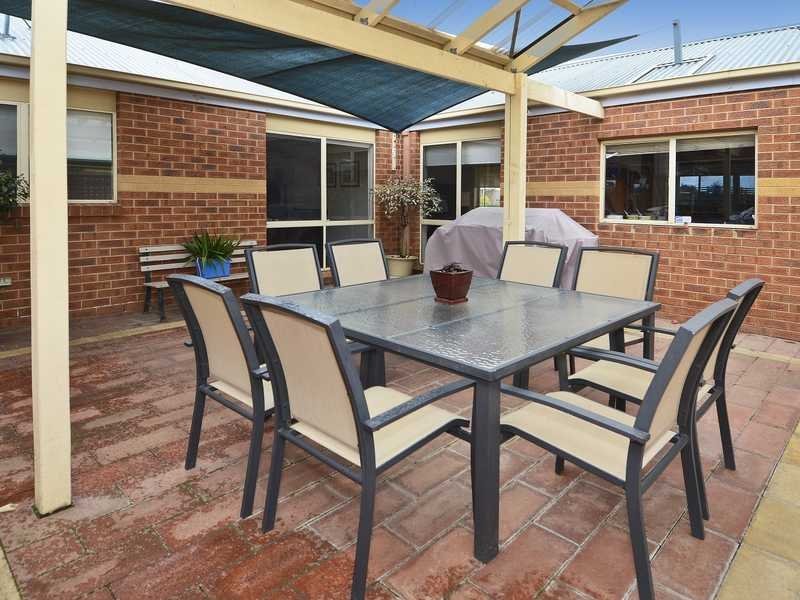 35 Paramount Crescent, St Albans Park image 8