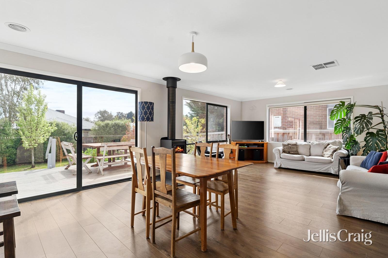 35 South Road, Woodend image 3