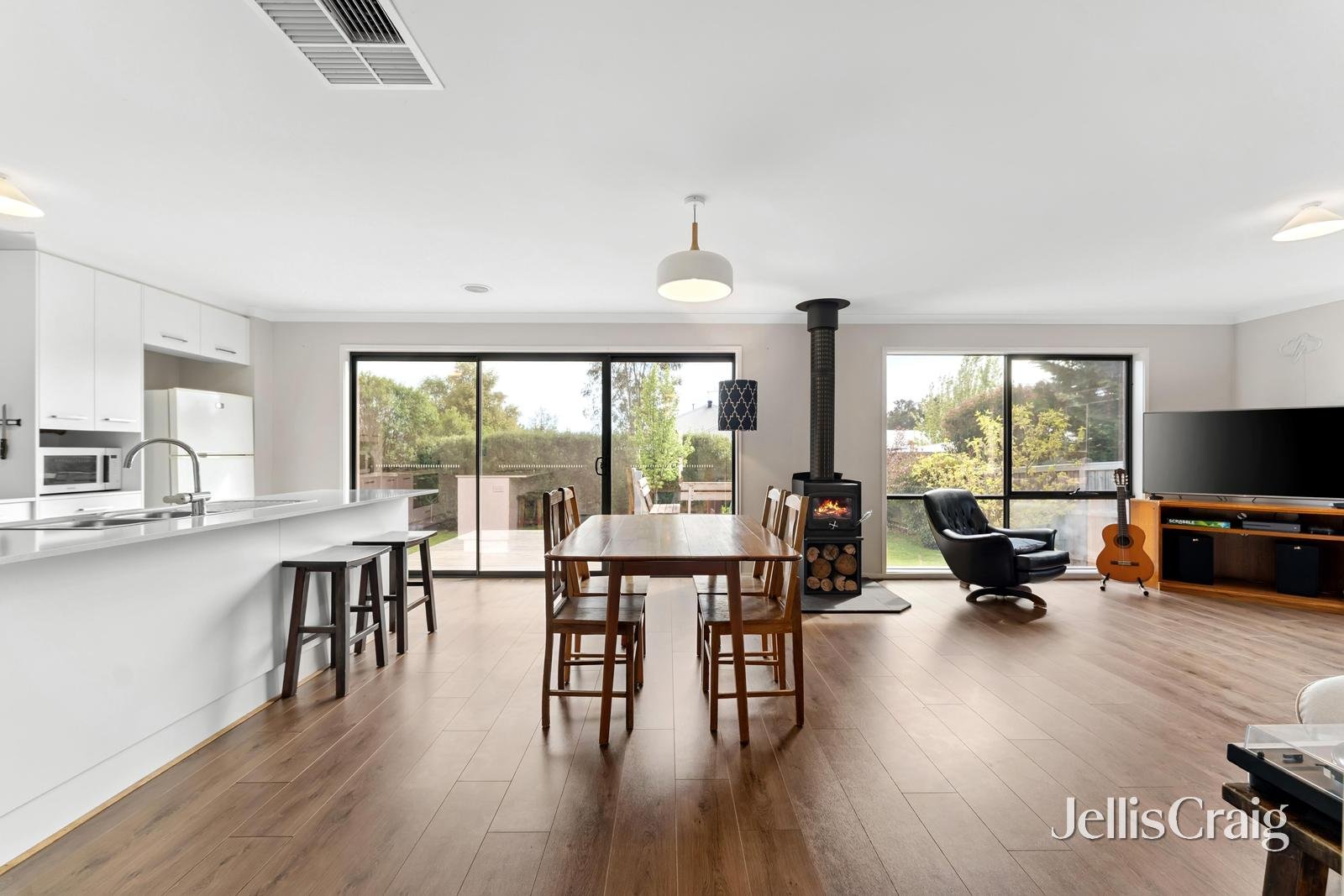 35 South Road, Woodend image 4