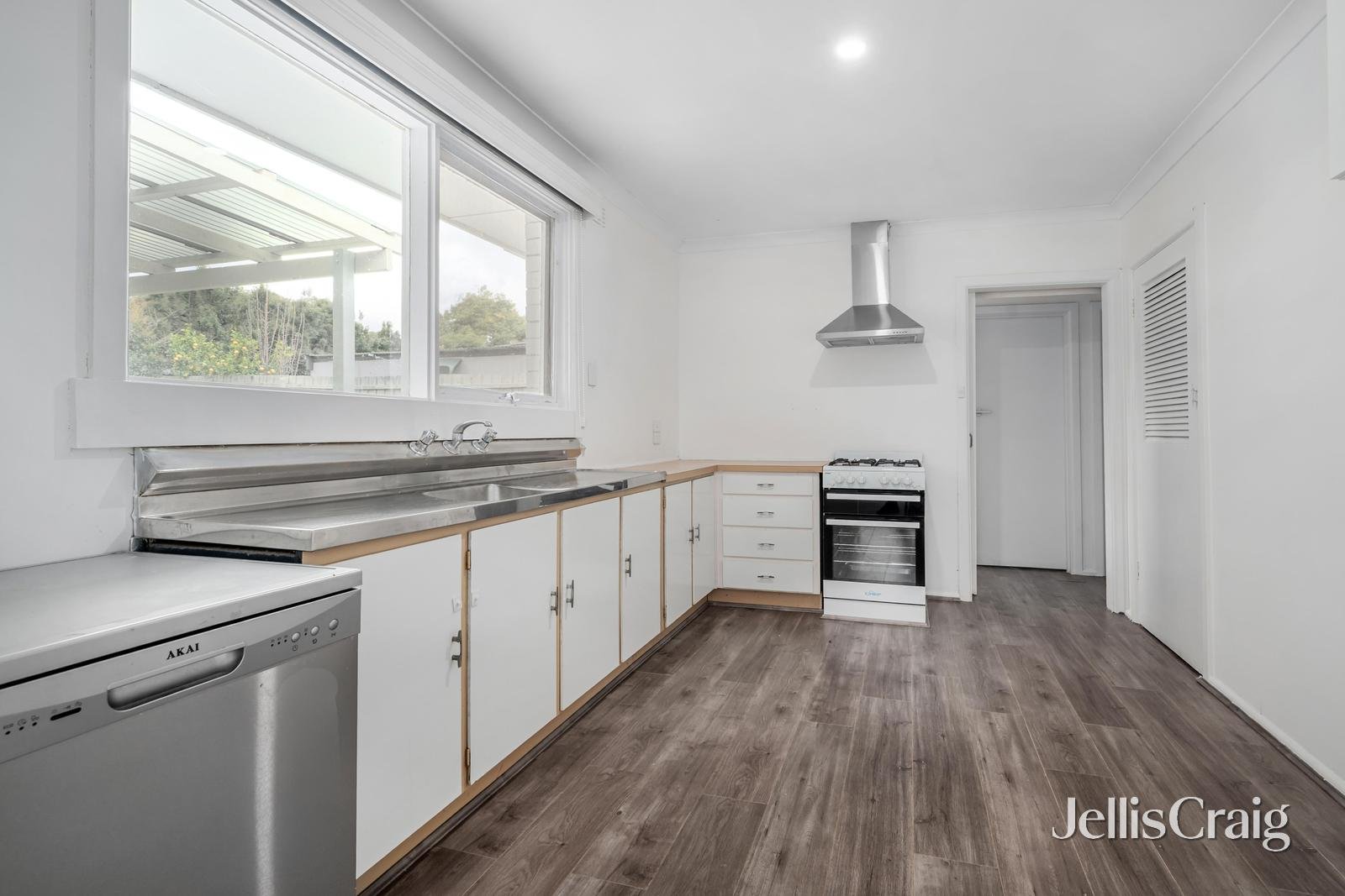 35 Willow Avenue, Glen Waverley image 4