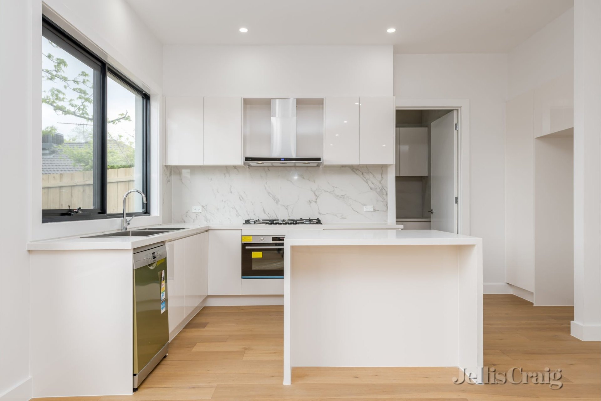 3/6 Bishop Court, Mount Waverley image 1