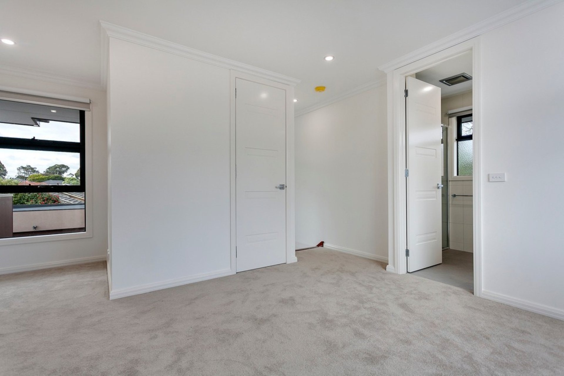 3/6 Eve Court, Forest Hill image 9
