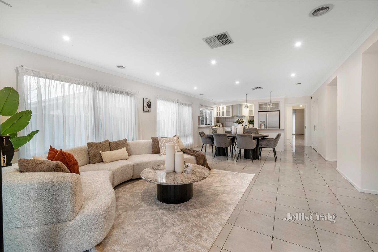 36 Johnson Drive, Glen Waverley image 2